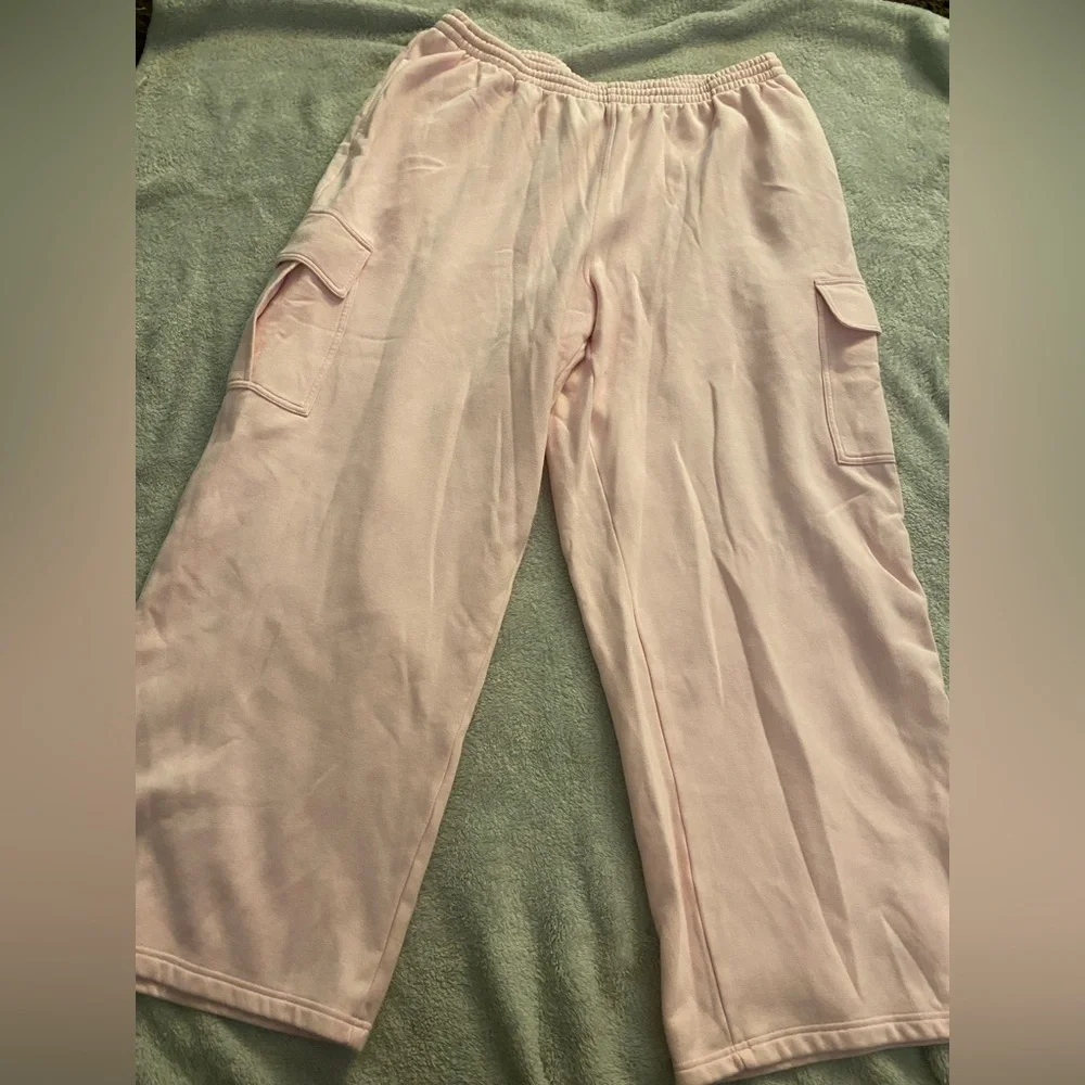 SKIMS Cotton Fleece Cargo Pants - Picture 6 of 6